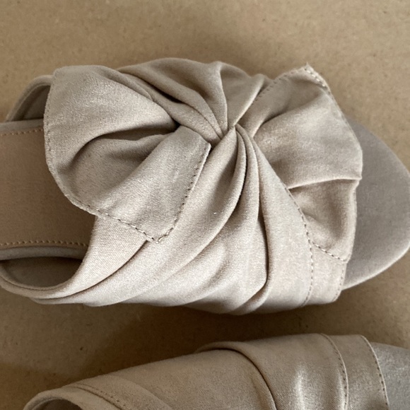 David Aaron Tan Fabric Sandals. Like new. Size 10 - Picture 4 of 9